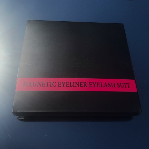NATURAL Magnetic Eyelashes Kit w/ Eyeliner - Picture 5 of 10